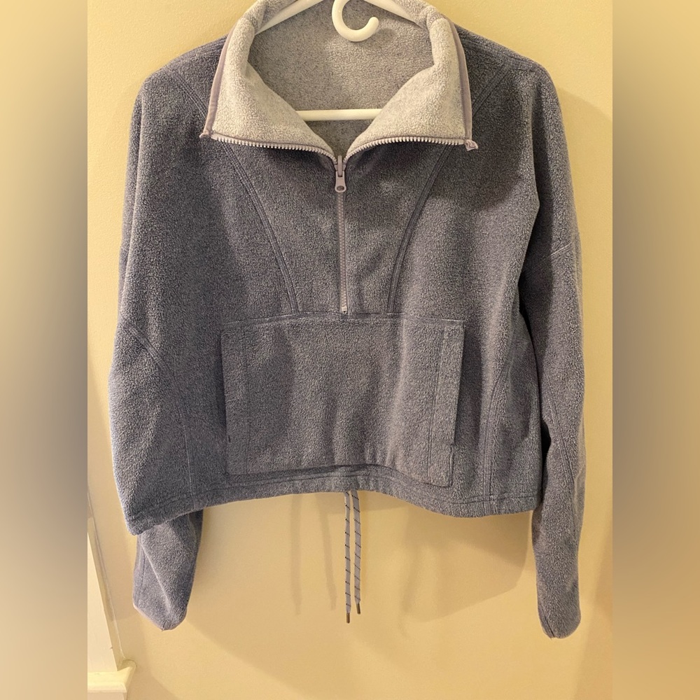 Alo yoga pullover in blue with grey lining fleece